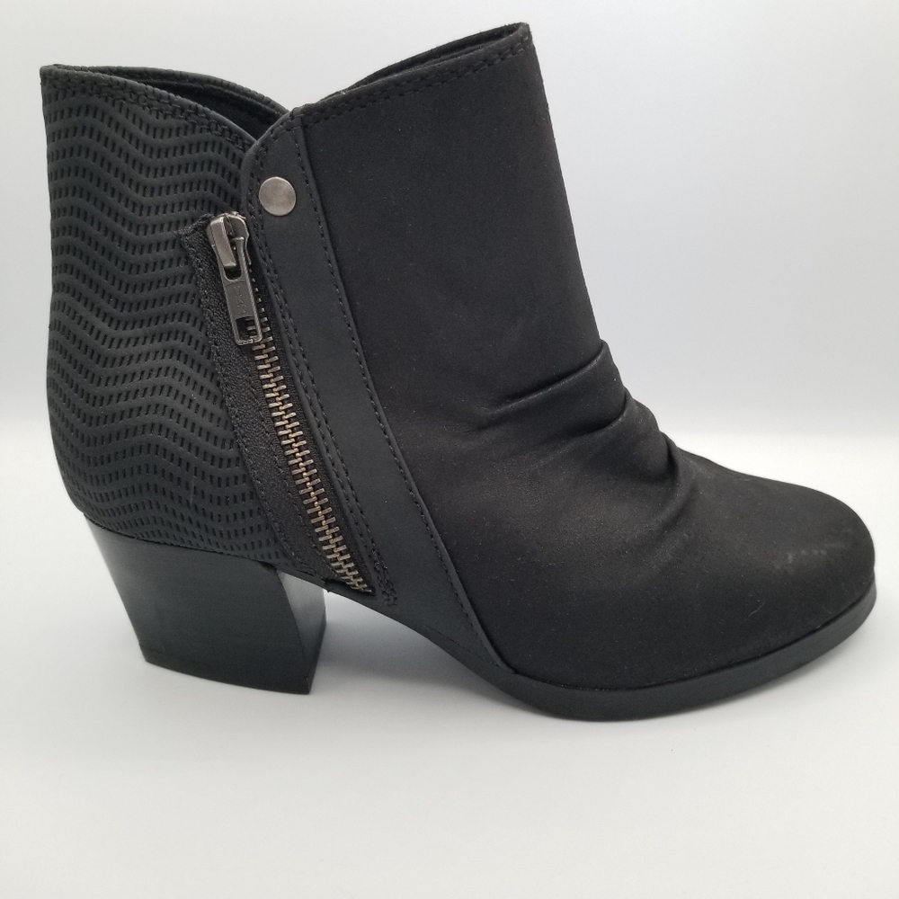 BARETRAPS NWOT Langley Side Zip Perforated  Triangular Heel
